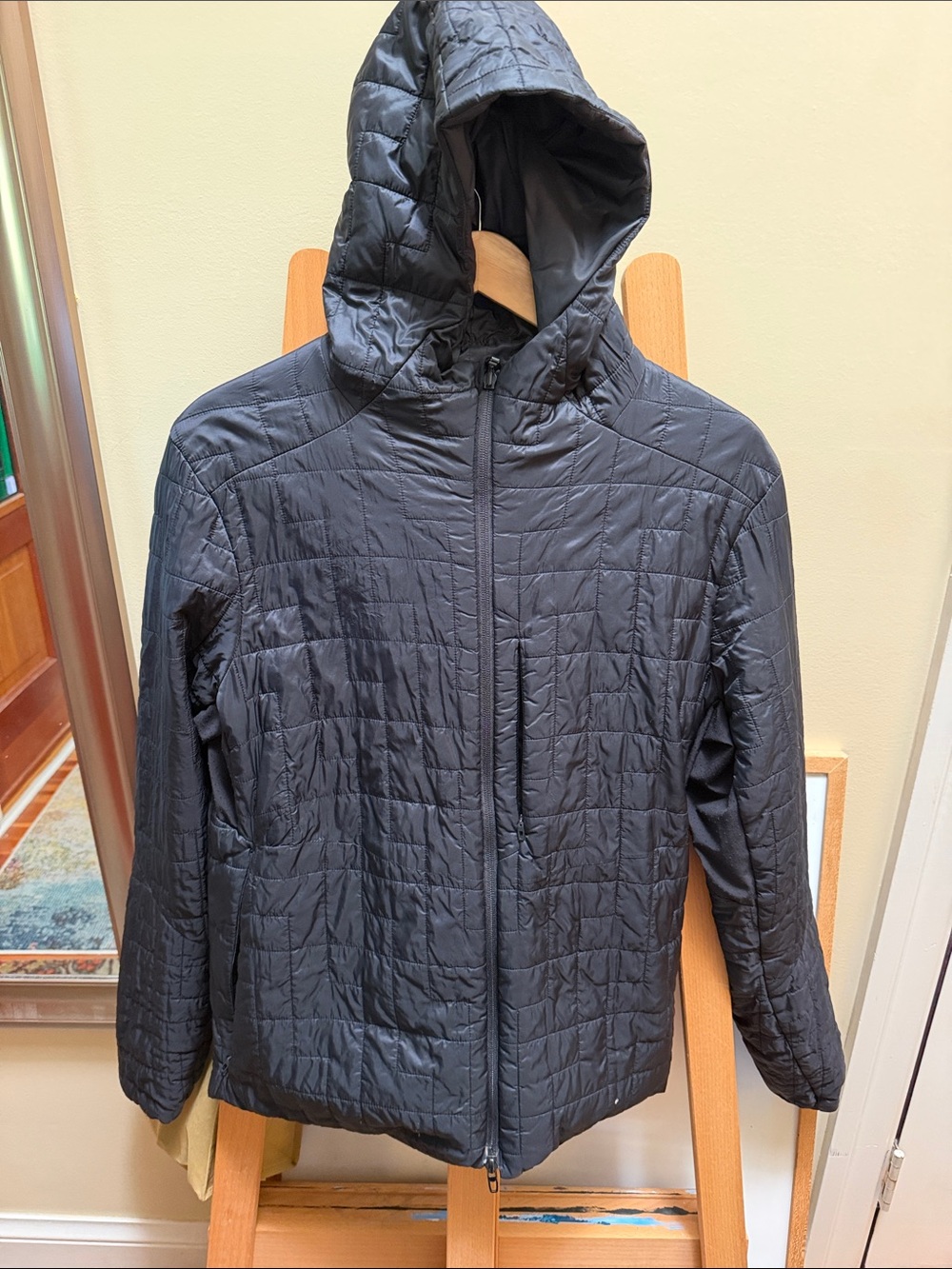 Men’s M reversible Lululemon hooded puffer jacket